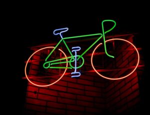 Cyclistes, brillez : êtes vous assez visible la nuit ?