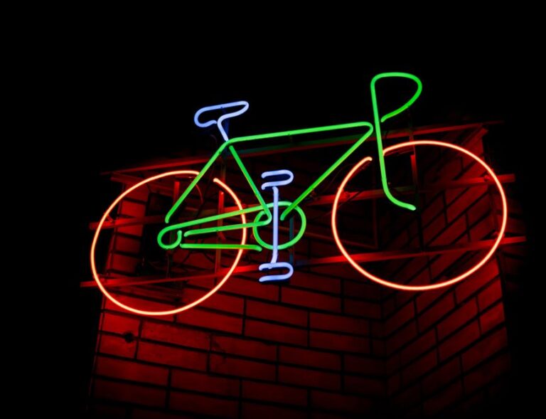 Cyclistes, brillez : êtes vous assez visible la nuit ?